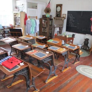 Encintas Schoolhouse Interior